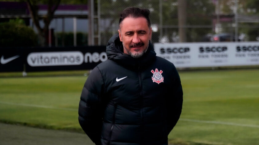 ESQUENTOU - Marcos Braz, vice-presidente de futebol do Flamengo, está desde sexta-feira (25) em um resort na Bahia onde o ex-técnico do Corinthians passa férias com a família. A situação foi amarrada pelo empresário Giuliano Bertolucci, que, embora não represente Vítor, tem bom relacionamento com o treinador. Essa situação é considerada uma reviravolta por conta da contradição do comandante português. Vítor Pereira reforçou à diretoria do Corinthians que precisava ficar perto dos familiares, em Portugal. Inclusive, a garantia dada pelo Mengão de proporcionar condições para que ele traga toda a família para o Brasil também havia sido dada pelos corintianos quando conversavam sobre a renovação.