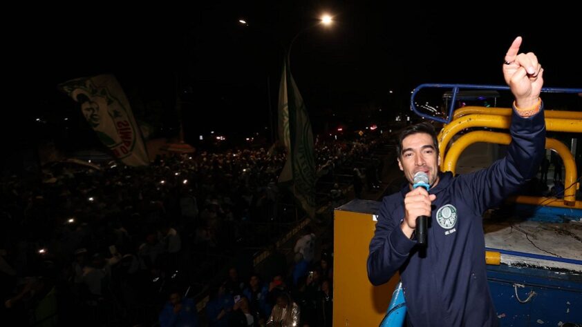 Abel Ferreira também pegou o microfone para conversa com os palmeirenses ao longo do percurso.