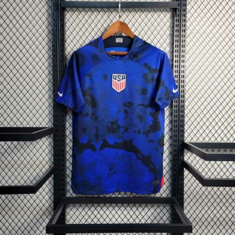Estados Unidos 2022 (segundo uniformes) - as manchas escuras com o escudo no centro do peito seguem o mesmo conceito de lembrar camisas de outros esportes, exceto o futebol.