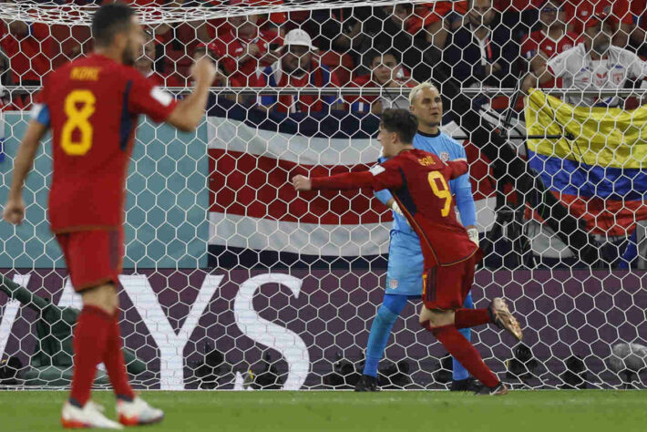 Ferrán Torres marcou o terceiro e o quarto gol. Ele tem apenas 18 anos.