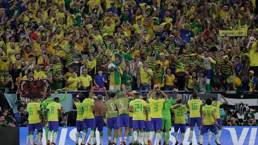 O Brasil venceu a Suíça por 1 a 0, nesta segunda-feira (28), no estádio 974, em Doha, e está classificado para as oitavas da Copa do Mundo Qatar 2022. O gol foi de Casemiro, em partida marcada por festa, briga, gol anulado e explosão com a vitória. Veja o jogo em imagens: