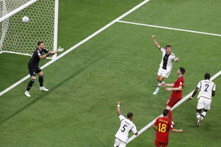 Rudiger marcou de cabeça para a Alemanha, mas estava adiantado e o gol foi anulado.