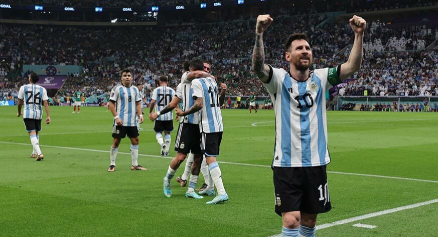 No estádio Lusail com 88.956 torcedores, maior público da Copa do Mundo do Qatar até aqui, a Argentina venceu o México por 2 a 0. Lionel Messi e Enzo Fernández marcaram no segundo tempo. A atuação da Argentina não foi brilhante, porém Messi mudou a história do jogo ao abrir o placar com belo gol de fora da área. Veja as notas do LANCE! para a Argentina e as avalaições do México. (Por Gabriel Simões)