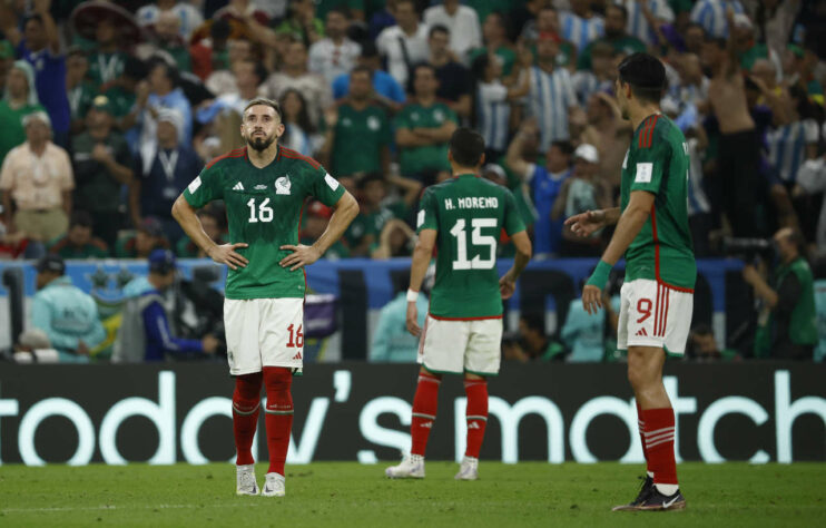 México - SOBE - Alexis Vega: atacante se movimentou, criou oportunidades e finalizou bastante. Foi a referência técnica mexicana nesse duelo. // DESCE - Guillermo Ochoa: após partida espetacular contra a Polônia, não conseguiu fazer a diferença diante da Argentina.