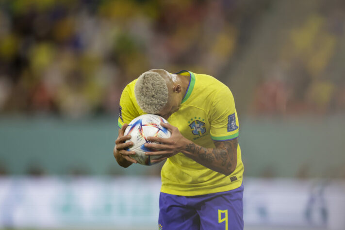 O camisa 9 se embolou com a bola e lamentou depois, batendo com ela na cabeça.