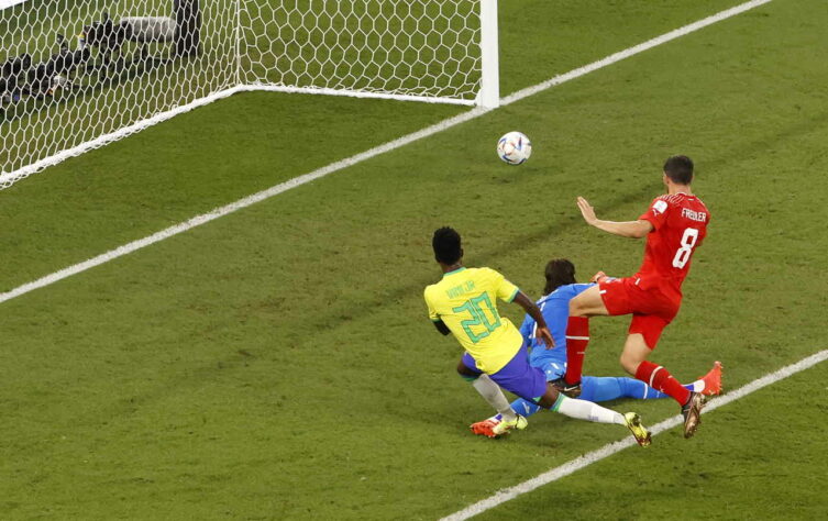 Vini Jr marcou o gol do Brasil, mas foi marcado impedimento de Richarlison no início da jogada.