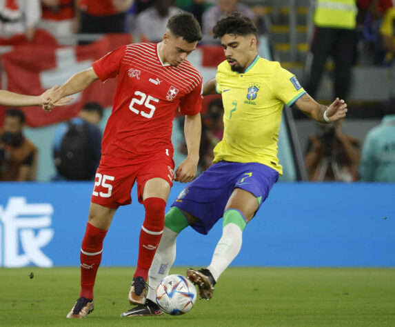 Lucas Paquetá disputa bola com Rieder.