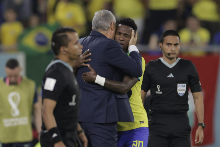 O abraço de Tite em Vini Jr, o principal criador de jogadas da Seleção na partida,