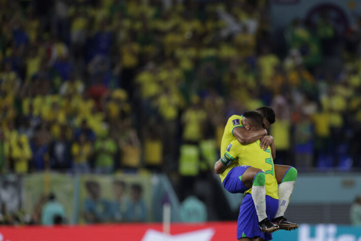 O abraço de Casemiro em Thiago Silva.