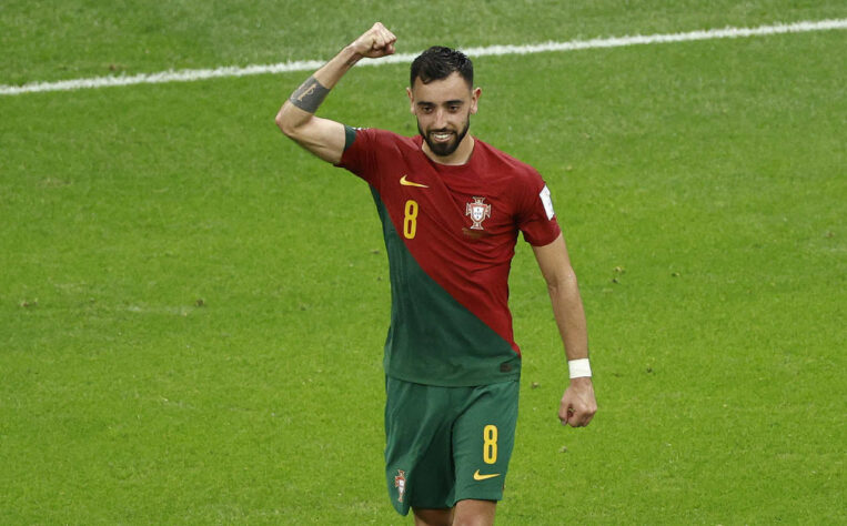 Portugal suou, mas conseguiu deslanchar e garantir a vitória por 2 a 0 sobre o Uruguai nesta terça-feira (29). Coube a Bruno Fernandes marcar duas vezes e decretar a vitória que levou os portugueses às oitavas de final. Veja as atuações do LANCE! na partida (Por Vinicius Faustini).