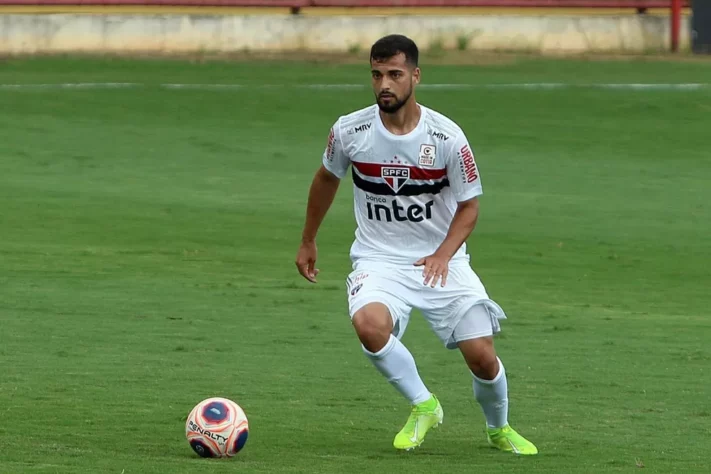 Emprestado ao São Bernado, o volante formado em Cotia pode retornar ao Tricolor para a próxima temporada também.