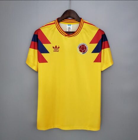 Colômbia 1990 (primeiro uniforme) - o uniforme faz referência a um Condor-dos-Andes, com o desenho de 'penas' coloridas nas mangas.