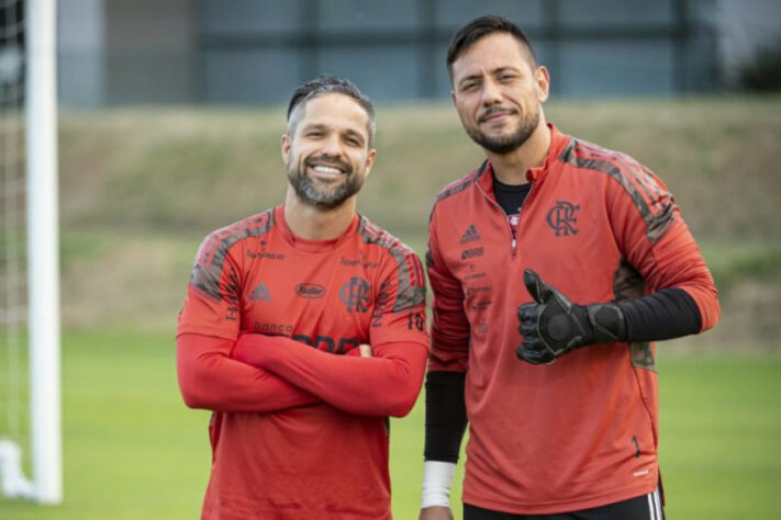 Diego Ribas e Diego Alves: o meia e o goleiro fizeram história pelo Flamengo, com uma série de títulos e marcas expressivas. Relembre, nesta galeria, os principais momentos das passagens dos ídolos pelo clube da Gávea!