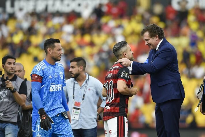 Já como coadjuvantes, Diego Alves e Diego Ribas encerraram suas passagens pelo Flamengo com as taças da Copa do Brasil e da Copa Libertadores.