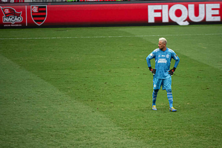 O Flamengo perdeu para o Avaí por 2 a 1, na despedida de Diego Ribas e Diego Alves do clube. O Rubro-Negro até conseguiu criar boas oportunidades, mas foi castigado por erros defensivos. Veja as notas! (Por: Guilherme Xavier).