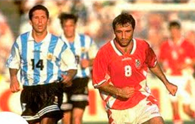 Argentina 0 x 2 Bulgária - 1994 - A Copa de 94 teve várias seleções surpreendentes. A Bulgária foi uma delas. A equipe foi para a última rodada precisando de uma vitória para avançar, mas tinha a fortíssima Argentina pela frente. Porém, não se intimidou contra os rivais e venceu por 2 a 0.