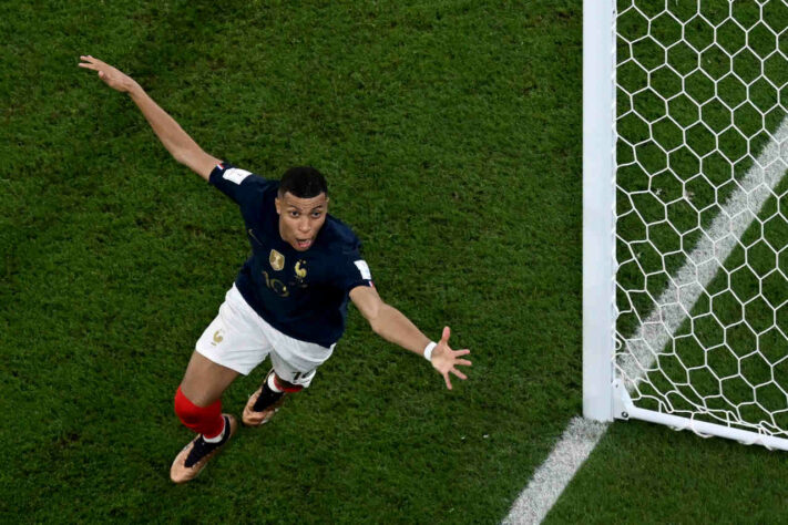 Com dois gols de Mbappé, a França venceu a Dinamarca por 2 a 1 e garantiu sua vaga nas oitavas de final da Copa do Mundo. A atual campeã do mundo saiu na frente, chegou a ceder o empate aos dinamarqueses, mas no fim brilhou a estrela de Mbappé no Estádio 974. Vejas as notas do LANCE! para a França e as avaliações para a Dinamarca. (Por Julia Mazarin)