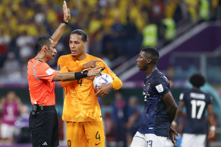 Momento em que o árbitro indica o impedimento, anulando o gol de Estupiñán.