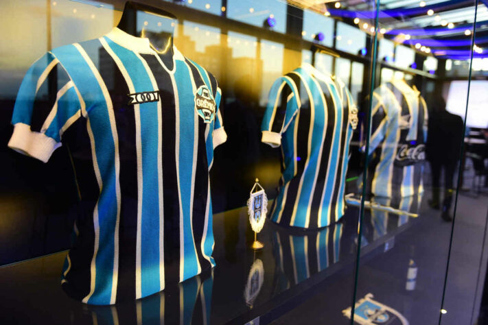 Camisas do Grêmio decoram o prédio. 
