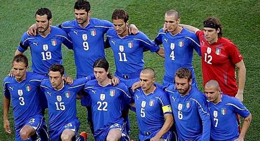 Itália - Copa do Mundo 2010 - Na África do Sul, a Itália sofreu com a "maldição" dos campeões mundiais e ficou com a última colocação de umm grupo que tinha Eslováquia, Paraguai e Nova Zelândia.