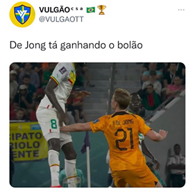 Cadê o VAR? Frenkie De Jong meteu a mão na bola e não levou nem um cartão amarelo!