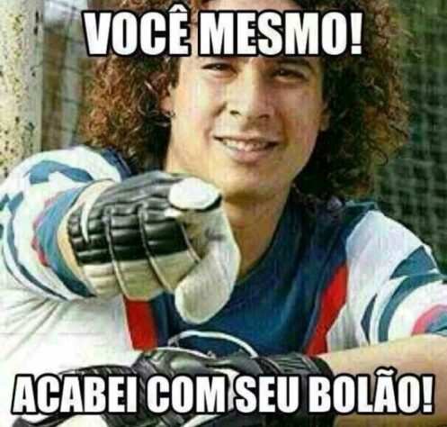 Copa do Mundo - Guillermo Ochoa, goleiro do México, ganha memes após defender pênalti de Robert Lewandowski, da Polônia.