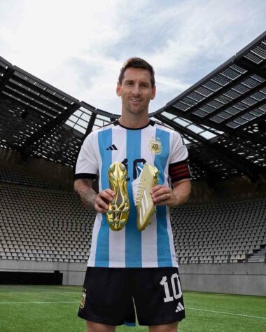 A Adidas lançou a chuteira que o atacante argentino Lionel Messi usará durante a Copa do Mundo do Qatar. No mês de outubro, em entrevista ao canal "Star+", Messi afirmou que a Copa deste ano será a ultima de sua carreira. A chuteira é predominantemente dourada, com pontos em azul e branco, cores da Argentina. O calcanhar leva o número 10 e o M da marca oficial de Messi. Ainda não há detalhes sobre a venda da chuteira, assim como o preço. Veja imagens da novidade!