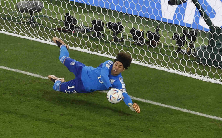  Porém, Lewa parou em Guillermo Ochoa, que fez grande defesa.