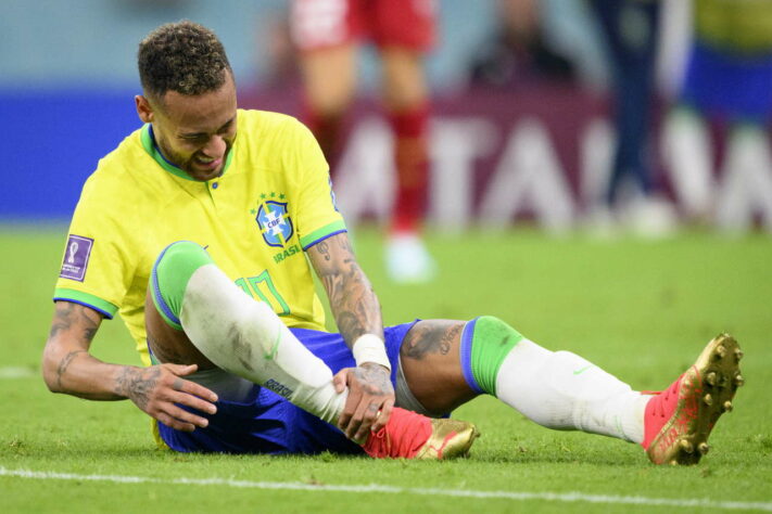 Com uma entorse no tornozelo direito, Neymar vai desfalcar o Brasil nos duelos contra Suíça e Camarões pela primeira fase da Copa do Mundo. Relembre momentos em que lesões atrapalharam a trajetória de Neymar na Seleção Brasileira. 