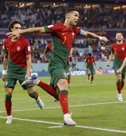 CRISTIANO RONALDO - O português está disputando sua quinta Copa do Mundo, antes de 2022, jogou os mundiais de 2006, 2010, 2014 e 2018. A melhor colocação que CR7 alcançou com a seleção portuguesa foi em 2006, quando foi eliminado na semifinal. Nessa última edição, o astro caiu nas quartas de final para o Marrocos.