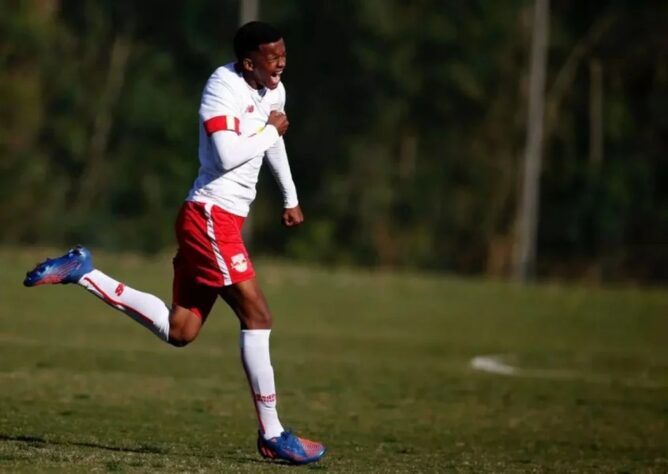 FECHADO - O Bragantino acertou a compra do atacante Talisson, nome que jogou pelo time Sub-20 em 2022. O jogador, que estava emprestado pela Itapirense-SP até o fim da temporada, assinou com o Massa Bruta até 2025 em negociação que não teve valores divulgados.