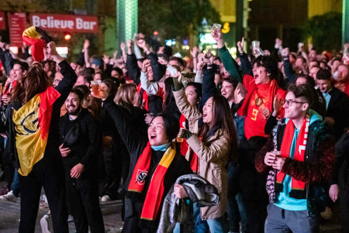 Torcida da Bélgica faz a festa em Bruxelas. 