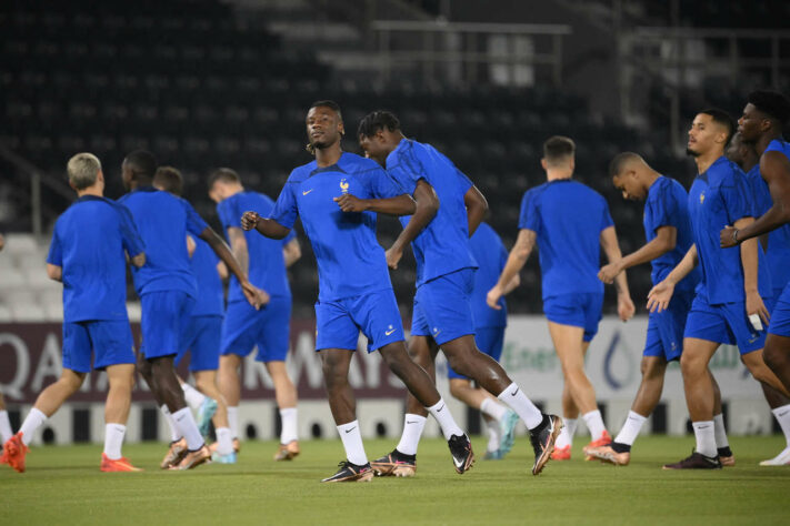  Enquanto alguns já entram em campo na Copa, outros se preparam para a estreia, como a França. Os franceses encaram a Austrália, nesta terça-feira (22), às 16h (de Brasília).