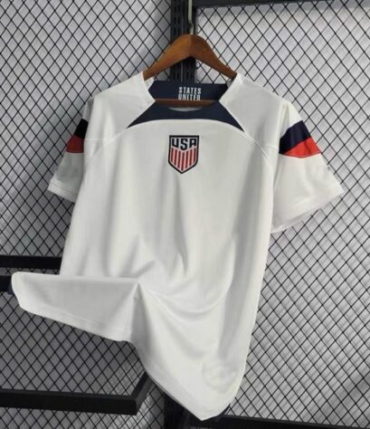 Estados Unidos 2022 (primeiro uniformes) - no primeiro uniforme, a tentativa de emular um uniforme de outros esportes - mais especificamente hóquei e futebol americano - é o que torna essa vestimenta uma das piores da história das Copas, com faixas na manga e na gola. 