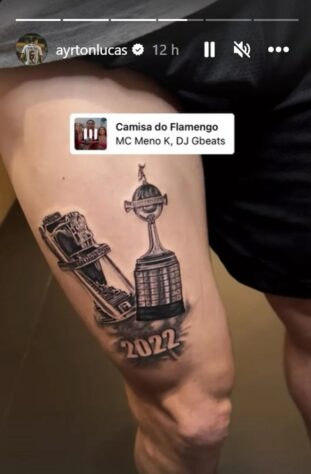 O lateral esquerdo Ayrton Lucas, do Flamengo, publicou recentemente em uma de suas mídias sociais a foto de sua nova tatuagem: um desenho das taças da Copa do Brasil e da Libertadores, conquistadas este ano pelo Rubro-Negro. Assim como o atleta do Mengão, muitos outros jogadores gravaram na pele suas principais conquistas. Relembre alguns deles!