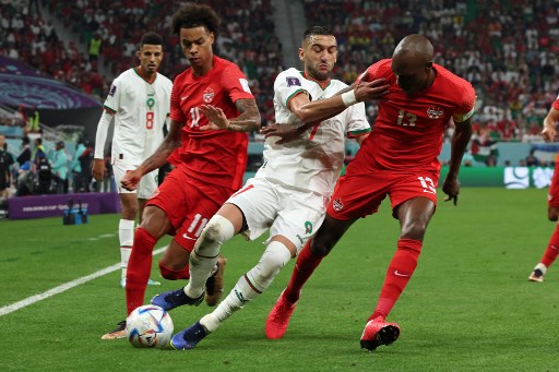 Atiba Hutchinson (à direita na imagem) - 39 anos, 9 meses, e 20 dias / Atingiu a marca no jogo Bélgica 1x0 Canadá, pela segunda rodada do Mundial de 2022. 