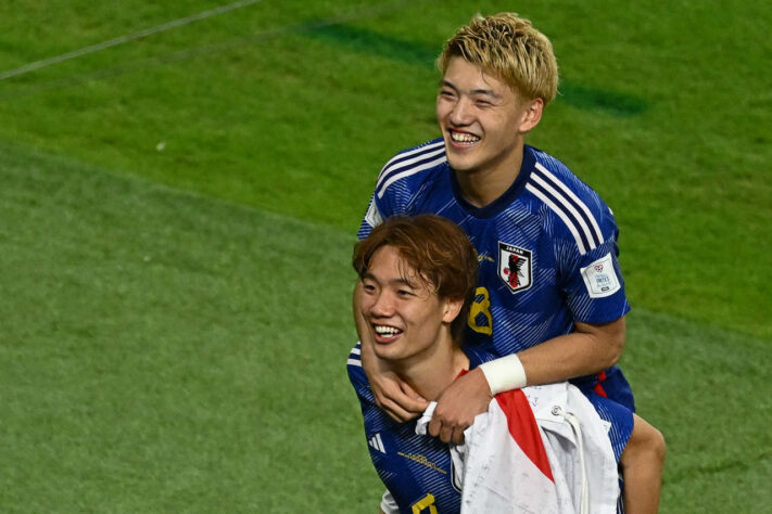 JAPÃO - SOBE: Lançado no intervalo, o atacante Doan abriu caminho para o Japão mudar o panorama da partida ao marcar o gol de empate. Deu trabalho constante à defesa espanhola. // DESCE: O lateral-direito Nagatomo deixou muitos espaços pelo lado direito da Espanha e, em uma delas, aconteceu o gol de Morata.