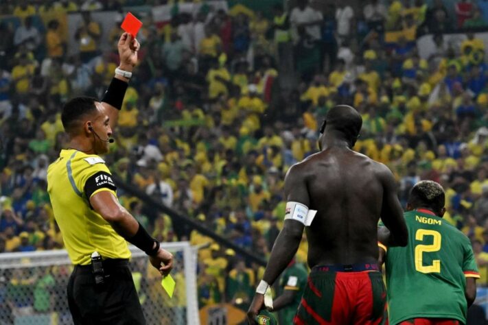 O camisa 10 tirou a camisa na comemoração e recebeu o cartão amarelo. Como já tinha outro, acabou expulso.