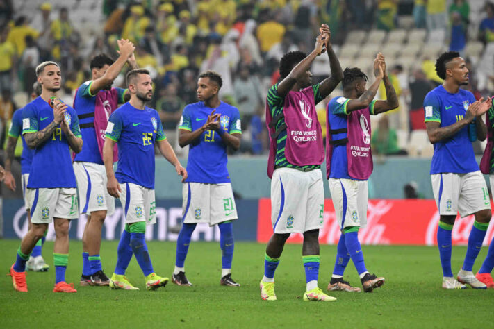 Jogadores brasileiros agradecem a presença dos torcedores no estádio.