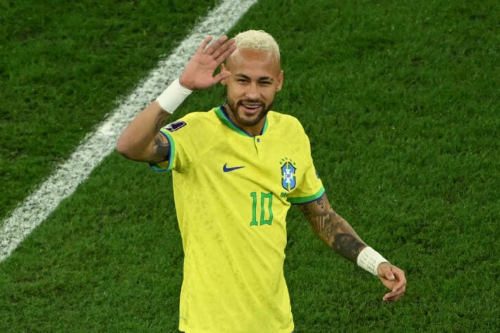 Neymar começa novamente desde o início do jogo.