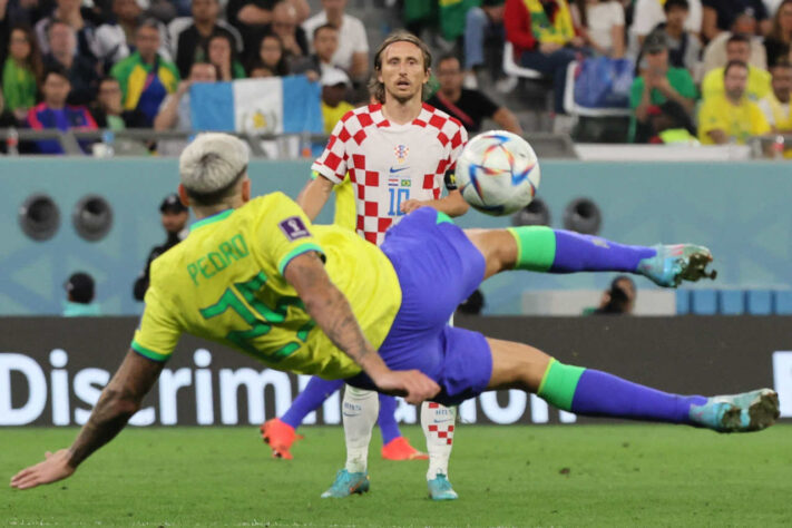 Pedro, que entrou no lugar de Richarlison, tentou de voleio.