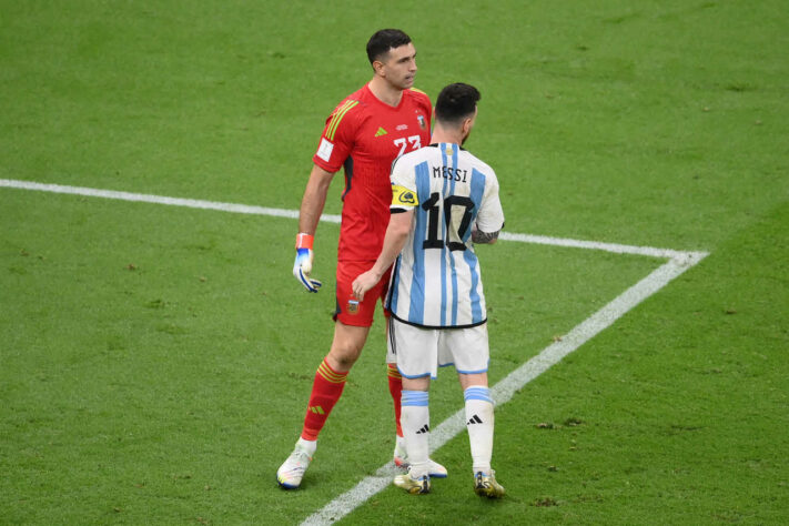 A Argentina viveu grandes emoções, mas está nas semifinais da Copa do Mundo. Após abrir dois gols de vantagem, com participação decisiva de Messi, a Albiceleste sofreu o empate no jogo que terminou 2 a 2, no estádio Lusail. Nos pênaltis, melhor para os sul-americanos que venceram por 4 a 3 e enfrentam a Croácia por uma vaga na decisão. Confira as notas (Por Gabriel Simões)