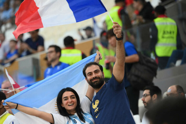 Torcedores de ambos os times nas arquibancadas do estádio de Lusail.