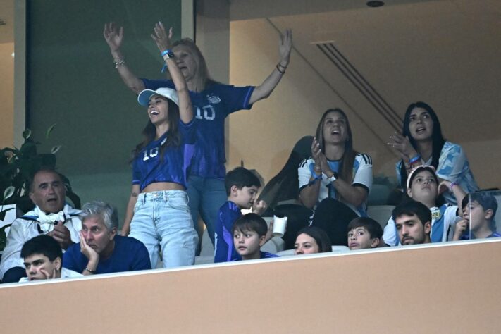 Torcedoras da Argentina nas tribunas do Lusail.