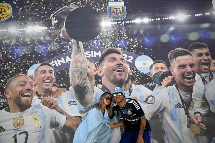 Torcedor argentino posa na frente de foto de Messi.