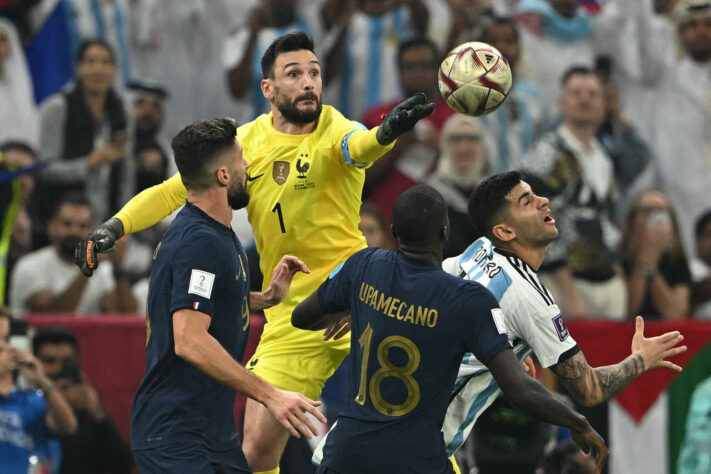 A Argentina pressionava a França, e aos 20 minutos do primeiro tempo, Di Maria foi derrubado na área e o árbitro marcou pênalti.