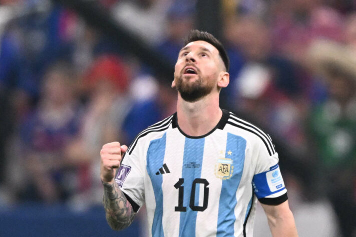 Depois de cinco edições disputadas, Lionel Messi finalmente saiu da incômoda lista de craques que nunca venceram uma Copa ao vencer a França na final do torneio. O atacante, que fez um grande Mundial no Qatar, já havia batido na trave em 2014, no Brasil, quando perdeu a decisão do torneio para a Alemanha. Já sem Messi, confira a lista feita pelo LANCE! com 29 craques que nunca conquistaram um título mundial!