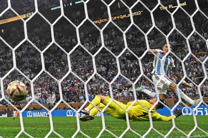 A Argentina era superior após o gol marcado . Aos 36 minutos, Di María recebeu um passe e marcou o segundo gol dos hermanos.