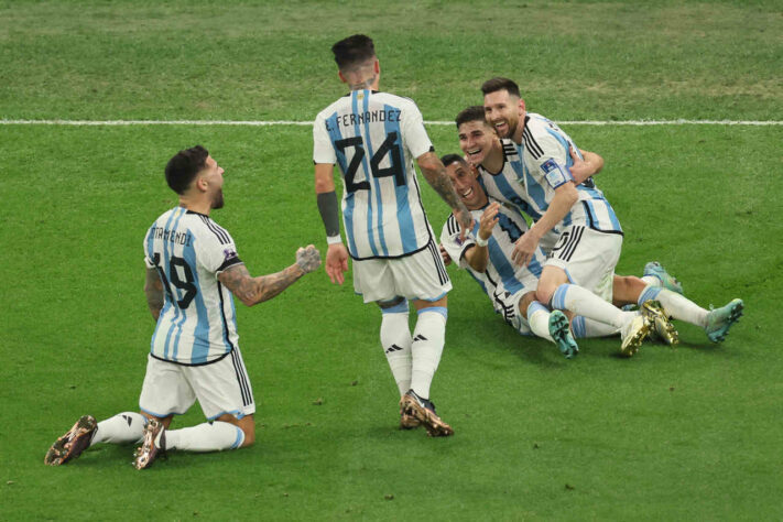 A Argentina é tricampeã do Mundo! Com gols de Messi e Di María para os argentinos, e o doblete do Mbappé, a partida ficou empatada no tempo regulamentar. Na prorrogação, os camisas 10 de ambos países colocaram mais um gol para cada lado. A decisão ficou para as penalidades e as cobranças perdidas por Coman e Tchouaméni definiram o triunfo Sul-Americano. Os hermanos levaram a taça após 36 anos de jejum. O vitória movimentou o quadro de vencedores do torneio. Por isso, o LANCE! reuniu as seleções que mais vezes conquistaram a competição na história. Veja a lista!