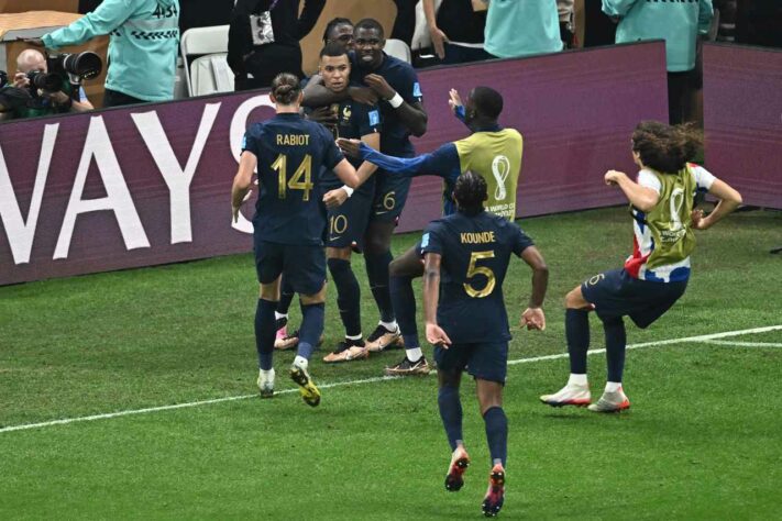 Aos 34 minutos do segundo tempo, pênalti para a França. Mbappé cobrou e diminuiu o placar para a França. 